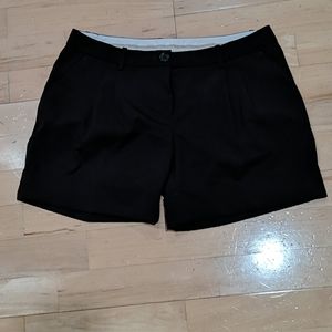 The limited pleated shorts